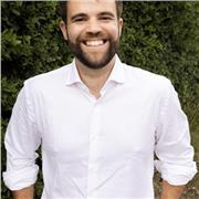 Profesor titulado de inglés y con más de seis años de experiencia en Dublín, Irlanda.